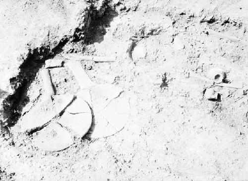 Excavation 1-31; Grave 1E. Pottery in gold areas