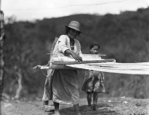 Close-up of loom in use, house of Tiburcio Jimenez