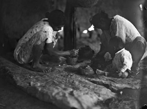 Woman making pottery, House of Lorenzo