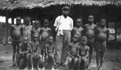 Tuabo clan, Government school - teachers and pupils