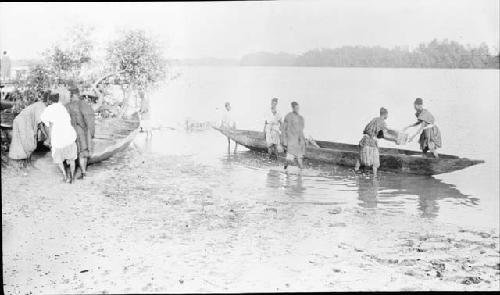 Loading canoes at Kerewan