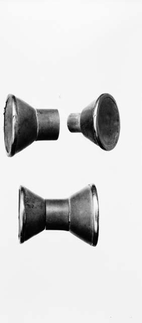 Stone ear spools with gold rims from Grave 32, number 122