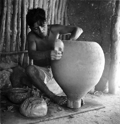 Potter Angel Ku making a tinaja on a kabal