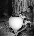 Potter Angel Ku making a tinaja on a kabal