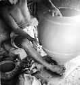 Potter Angel Ku making a tinaja on a kabal