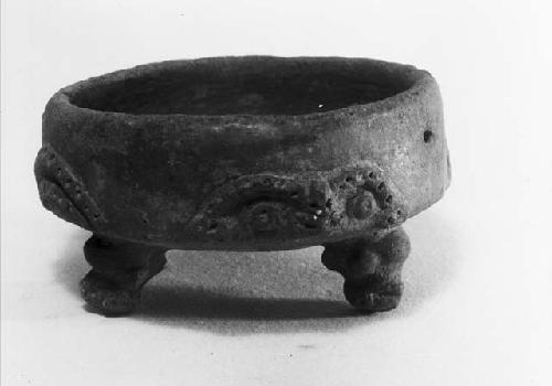 Pottery tripod bowl