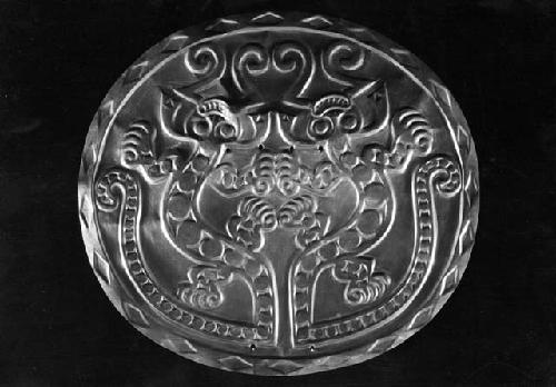 Gold disk with crocodile pattern from Grave 32, number 33