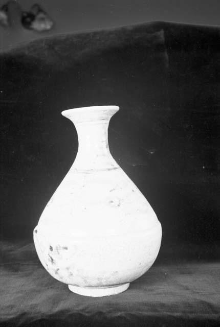 Green and cream vase, tomb 3:1