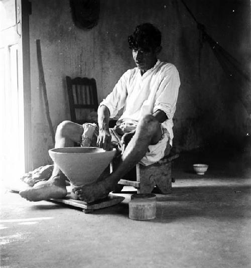 Meliton Cab making the base (copa) of a tinaja on a kabal