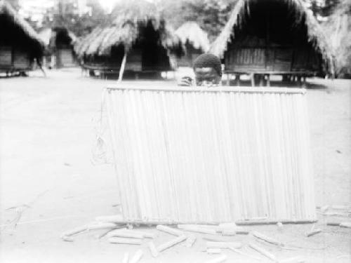 Man making door for hut, Sapo, Pudu clan