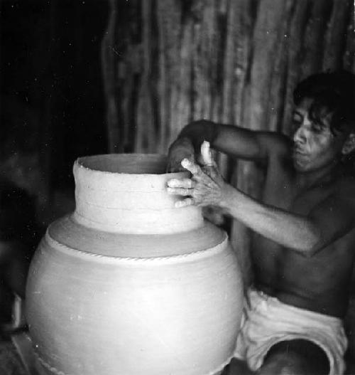 Potter Angel Ku making a tinaja on a kabal