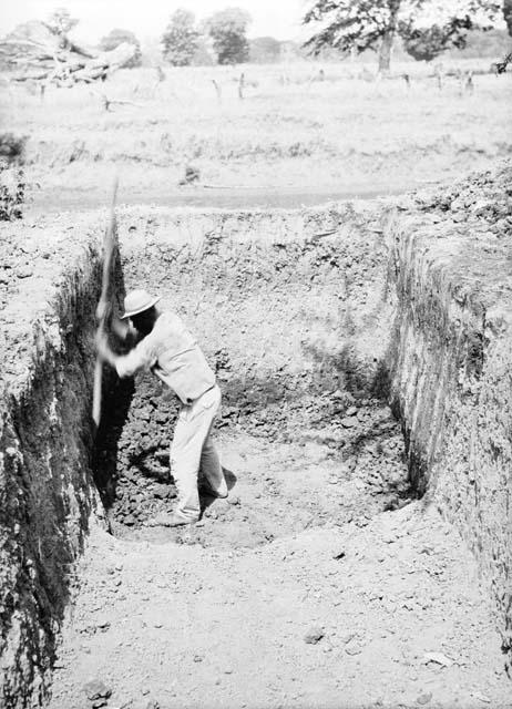 Excavation 4-31 - west bank during excavation