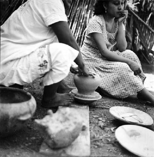 Gregoria Ku making a small cantaro on a kabal