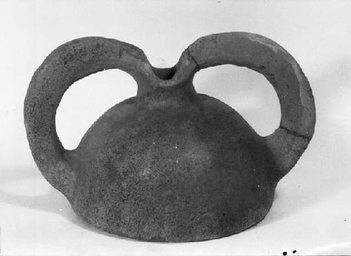 Kettle-shaped reddish pottery vessel