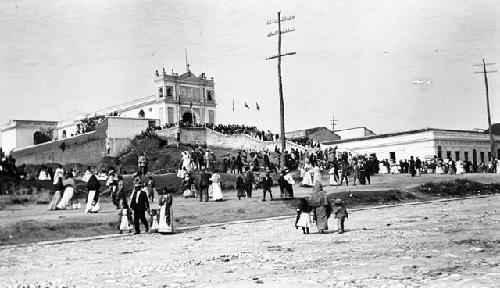 Crowds in front of El Calvario, Easter Sunday, 1915