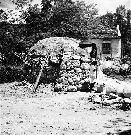 Side view of kiln with tinajas cooling