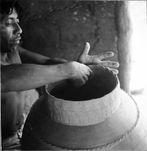 Potter Angel Ku making a tinaja on a kabal