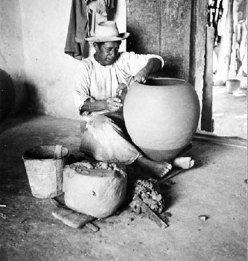 Carmen Cab making a tinaja on a kabal, 1 of 5