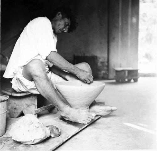 Meliton Cab making the base (copa) of a tinaja on a kabal