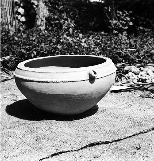 Modern olla with spout made by Felipe Dzul for honey workers