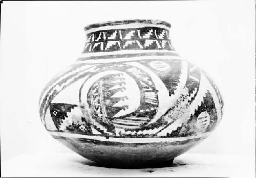 Large Gila and Tonto Polychrome Jar With Geometric Designs on Exterior