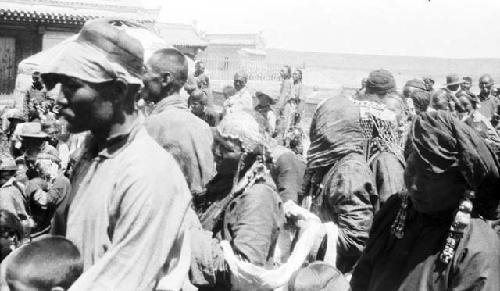 Close-up of crowd, adoration of Bogdo