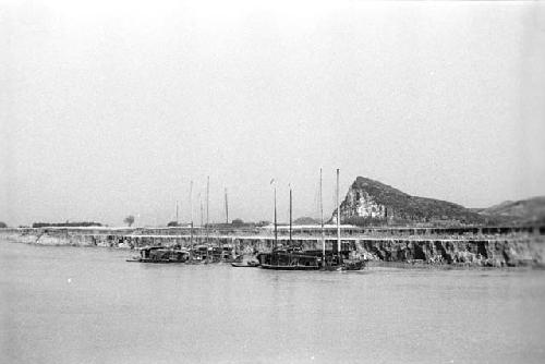 Junks anchored, bank of Yangtze