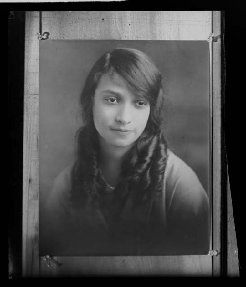 Portrait of young woman; F18b / O'Neil / "Each one of daughters of Ikeheimer"