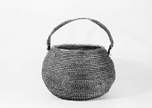 Coiled basket with handle