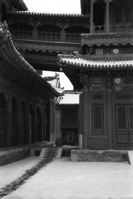 "Bridge" buildings of Yung Ho Kung