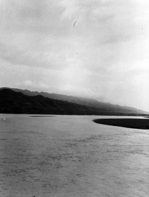 Euphrates at Haditha looking north