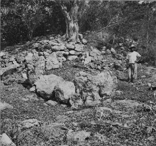 Stone enclosure adjoining house platform of structure