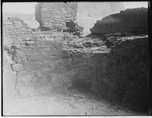 Ruins of Kiva at base of Casa Blanca cliff