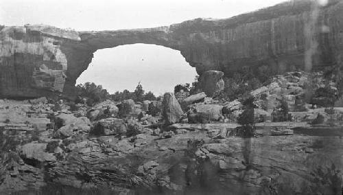 a) Vista, geological arch; b) with man