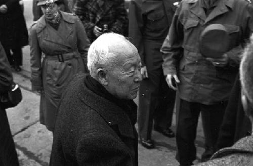 Portraiot of old man surrounded by soldiers