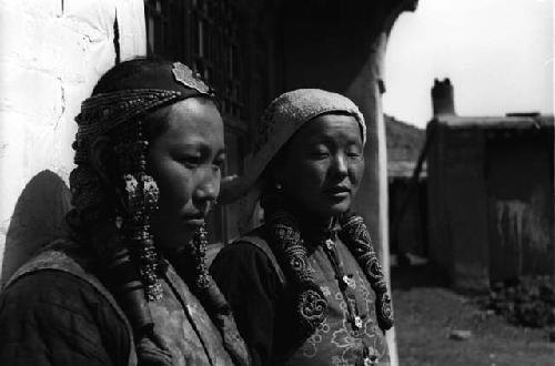 Two Jungar Ordos girls at Batogar