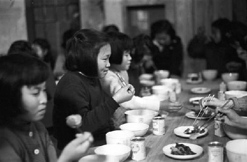 Children eating together at dinner table 2