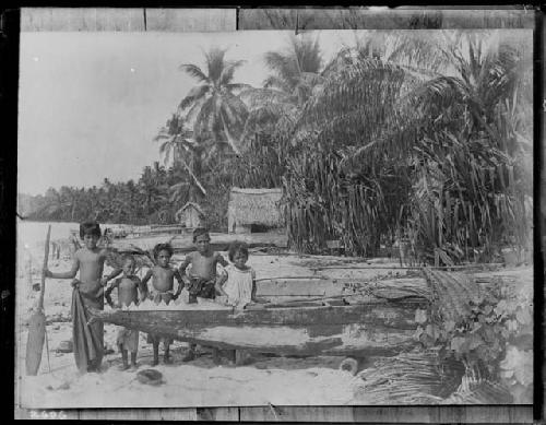 Canoe and children, Furrofoti island