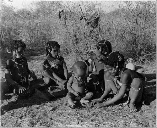 "Little N!ai" (left) and three unidentified girls sitting with !Ungka Norna (center)