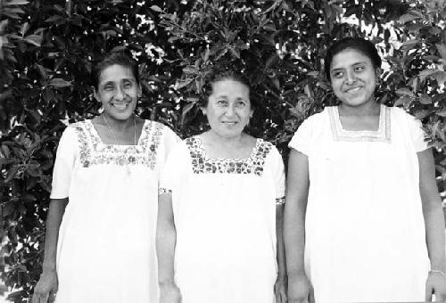 Three staff women, Mayapan Project 1954