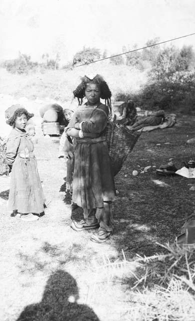 Ladaki (Ladakhi) woman and children