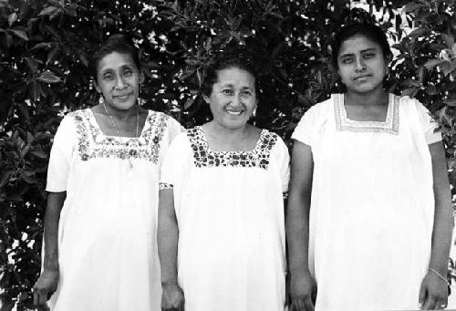 Three staff women, Mayapan Project 1954