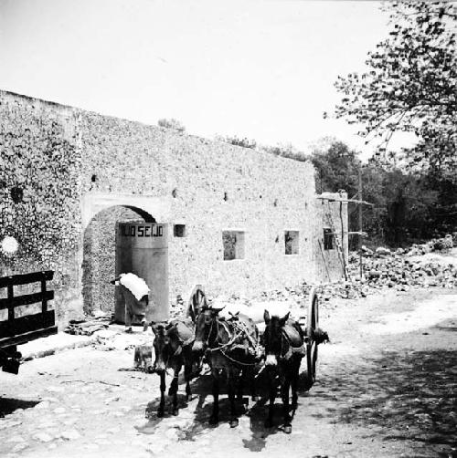 Telchaquillo camp in construction - from street