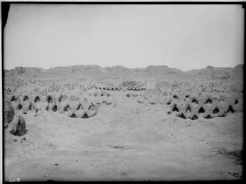 Walls decorated with incised lozenge shaped figures. Tschudi group