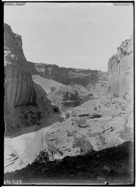 Looking down from Tse-on-i-tso-si canyon