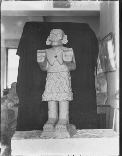 Chicuei Miquiztli - Mexican statue (Cast)