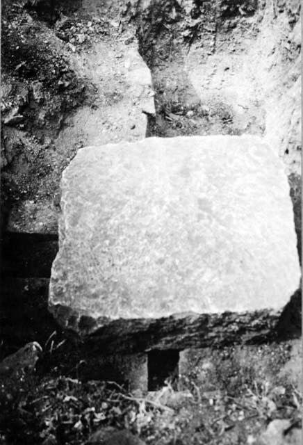 Cruciform chamber closed with base of Stela 1