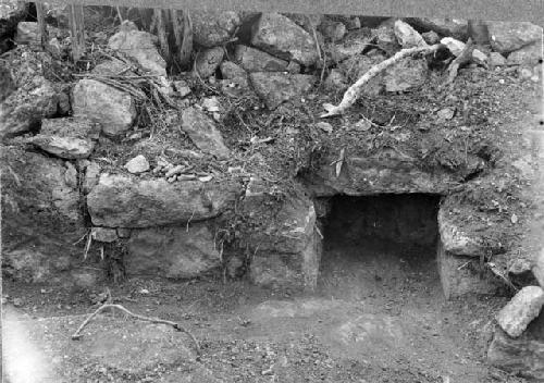 Niche in front terrace wall, Structure H-16; next to south stairway