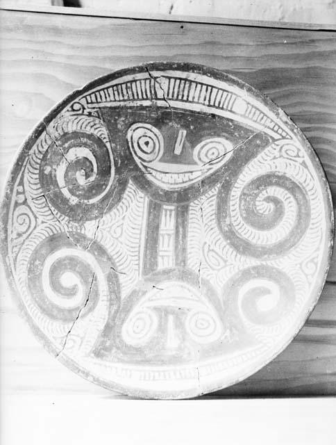 Polychrome plate with ring base, from grave 32, number 213