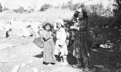 Ladaki (Ladakhi) woman and children